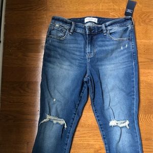 Abercrombie mid rise skinny jeans. Never worn. Size 29.